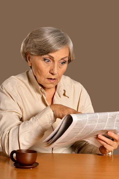 Portrait Senior Woman Reading Newspaper — Stock Photo, Image