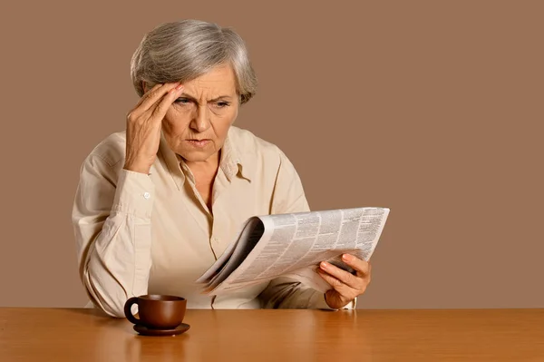 Portrait Senior Woman Reading Newspaper — Stock Photo, Image