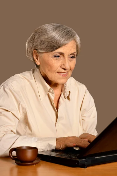 Portrét Krásné Starší Ženy Sedící Stolu Laptopem — Stock fotografie
