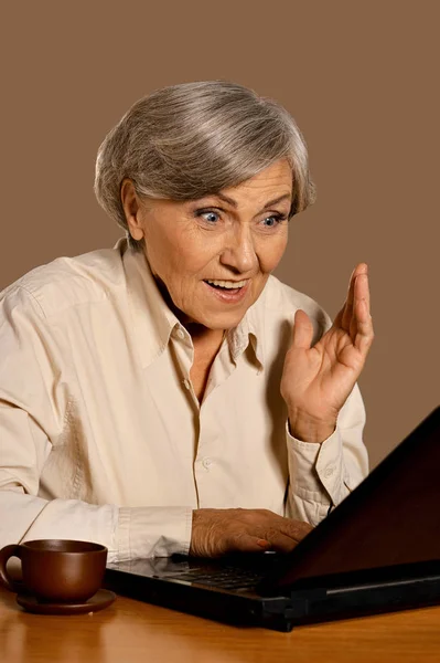 Porträtt Vacker Senior Kvinna Sitter Vid Bordet Med Laptop — Stockfoto