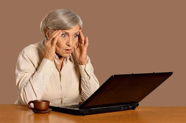 Retrato Mujer Mayor Hermosa Sentada Mesa Con Ordenador Portátil — Foto de Stock