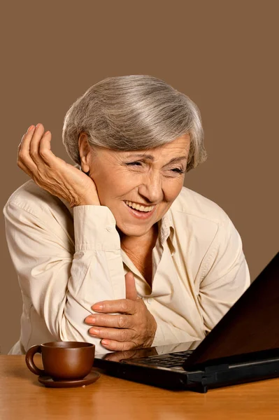 Portrait Beautiful Senior Woman Sitting Table Laptop — Stock Photo, Image