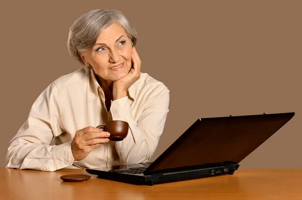 Retrato Mulher Sênior Bonita Sentada Mesa Com Laptop — Fotografia de Stock