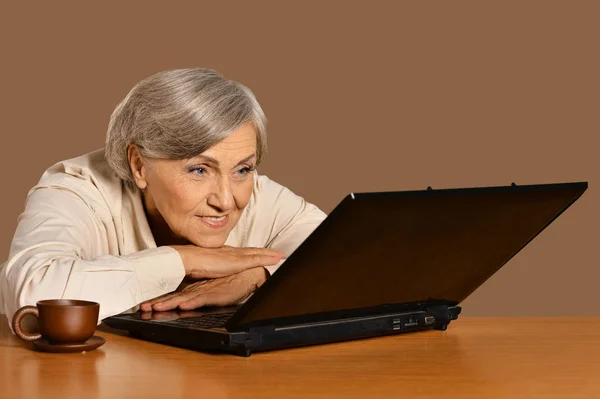 Портрет Красивой Пожилой Женщины Сидящей Столом Ноутбуком — стоковое фото