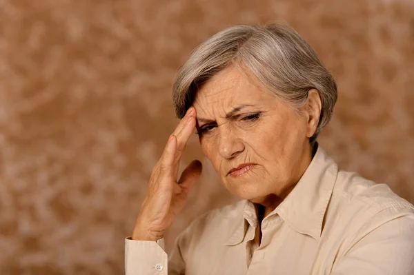 Zamknij Portret Smutnej Starszej Kobiety Bólem Głowy — Zdjęcie stockowe
