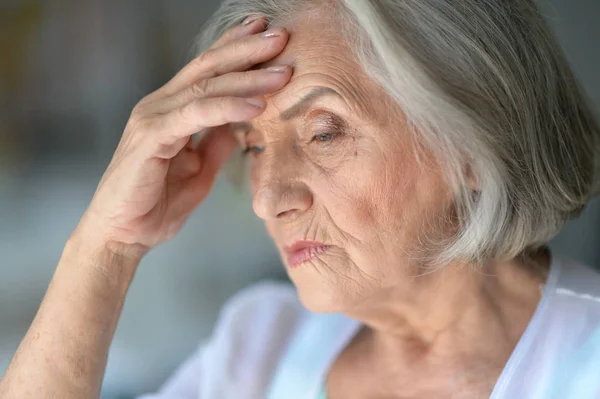 Närbild Porträtt Ledsen Senior Kvinna Med Huvudvärk — Stockfoto