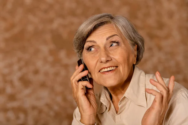 Porträtt Vacker Äldre Kvinna Som Pratar Telefon Hemma — Stockfoto