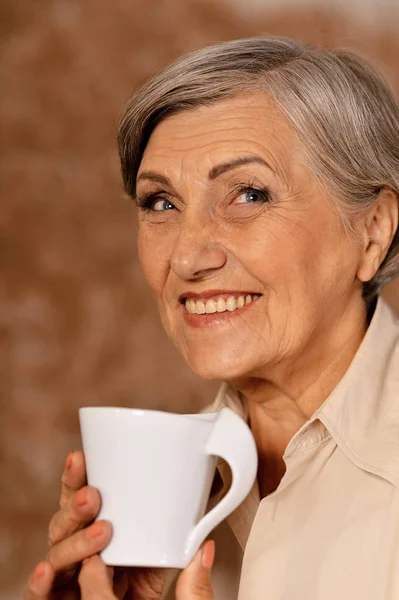 Mooie Lachende Senior Vrouw Die Thee Thuis Drinkt — Stockfoto