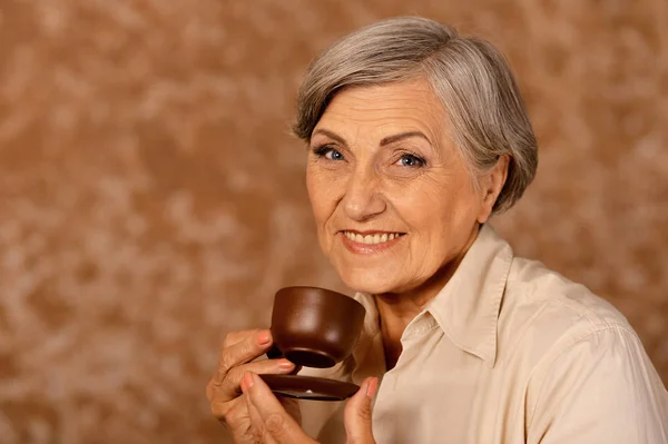 Hermosa Sonriente Mujer Mayor Bebiendo Casa — Foto de Stock