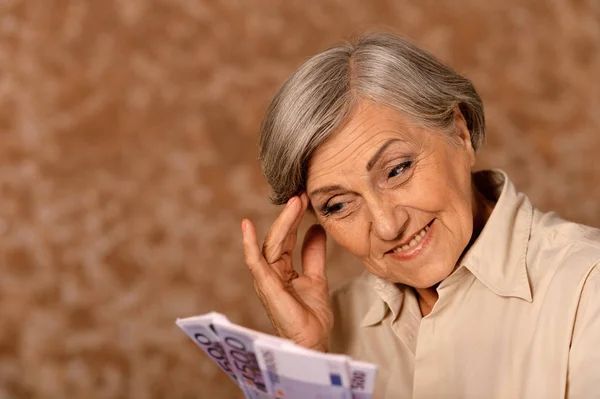 Mulher Idosa Feliz Com Euros — Fotografia de Stock