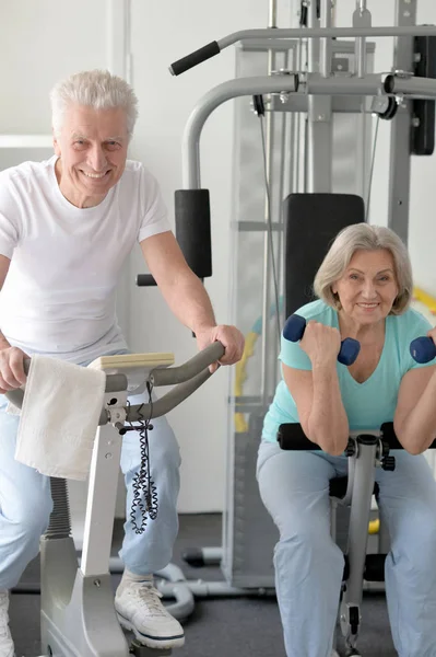 Pareja Mayor Sonriente Activa Haciendo Ejercicio Gimnasio —  Fotos de Stock