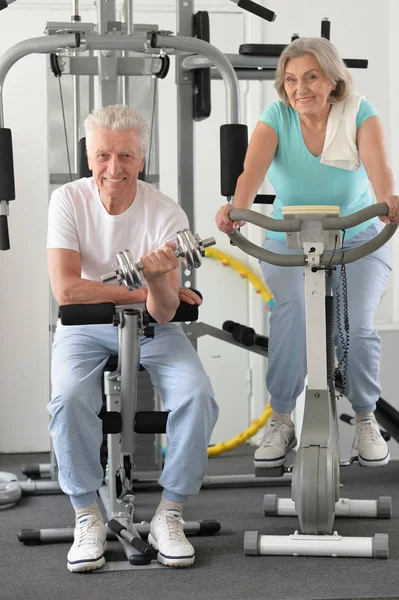 Aktives Lächelndes Seniorenpaar Trainiert Fitnessstudio — Stockfoto