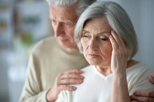 Portrait Triste Couple Personnes Âgées Posant Maison — Photo