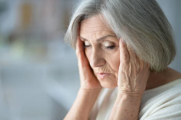 Nahaufnahme Porträt Einer Traurigen Seniorin Hause — Stockfoto