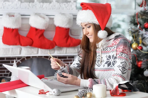Retrato Mulher Sorridente Preparando Para Natal Com Laptop — Fotografia de Stock