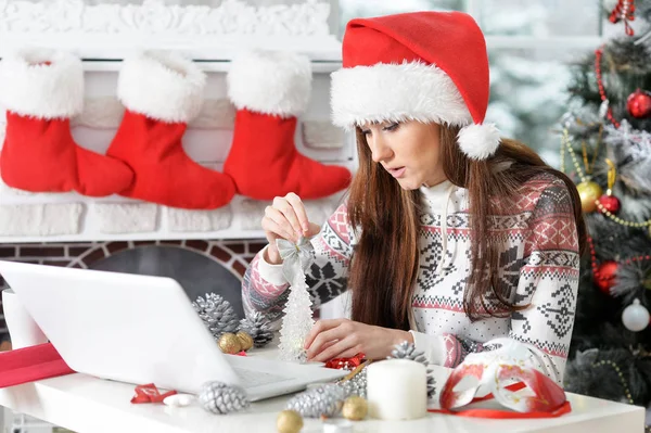 Retrato Mujer Sonriente Preparándose Para Navidad Con Portátil — Foto de Stock