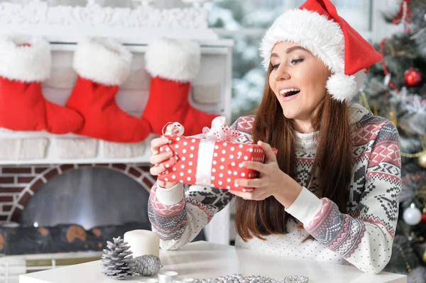 Retrato Mulher Sorridente Com Presente Natal Casa — Fotografia de Stock