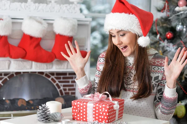 Retrato Mujer Sonriente Con Regalo Navidad Casa — Foto de Stock