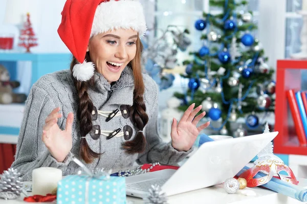 Porträt Einer Lächelnden Frau Die Sich Hause Auf Weihnachten Vorbereitet — Stockfoto