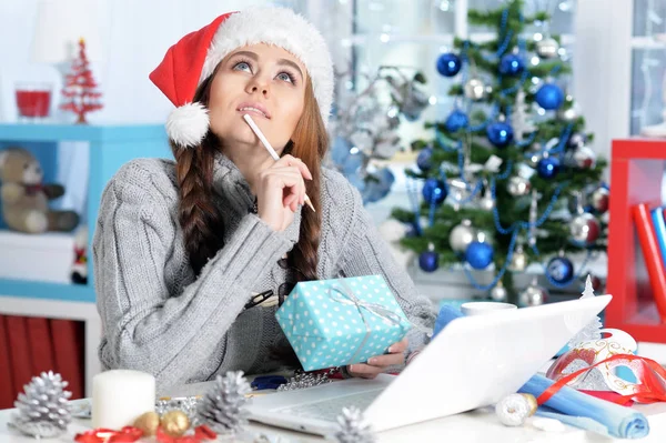 Porträt Einer Lächelnden Frau Die Sich Hause Auf Weihnachten Vorbereitet — Stockfoto