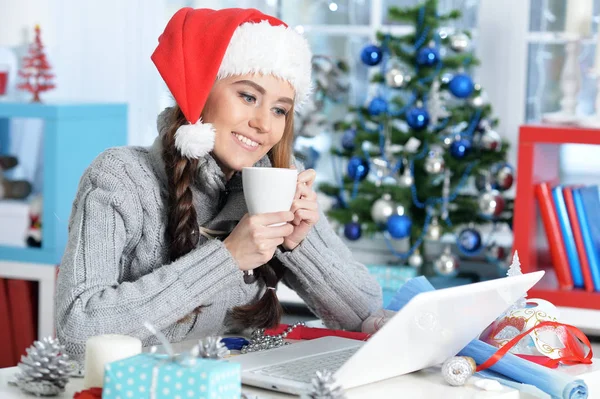 Porträt Einer Lächelnden Frau Die Sich Auf Weihnachten Vorbereitet — Stockfoto