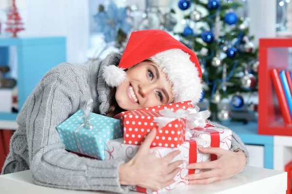 笑顔の女性とクリスマスプレゼントの肖像画 — ストック写真