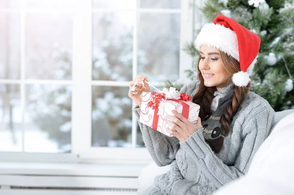 Portret Van Lachende Vrouw Met Kerst Gift — Stockfoto