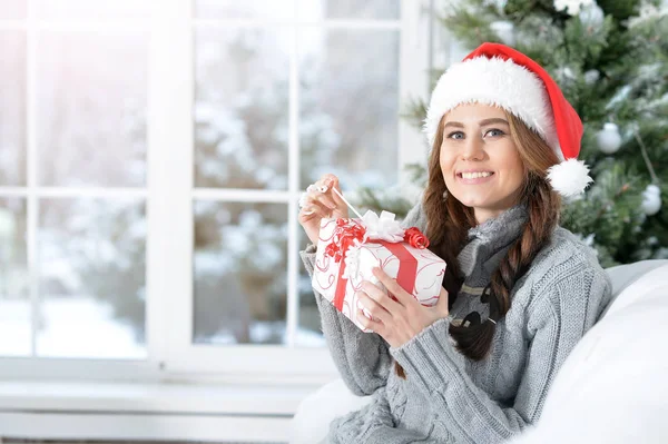 Retrato Mulher Sorridente Com Presente Natal — Fotografia de Stock