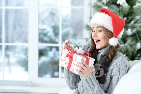 Retrato Mulher Sorridente Com Presente Natal — Fotografia de Stock