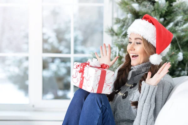 Mulher com presente de Natal — Fotografia de Stock