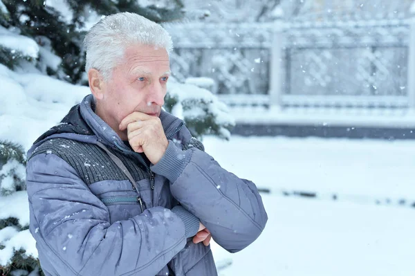 Retrato Hombre Mayor Triste Parado Aire Libre Invierno — Foto de Stock