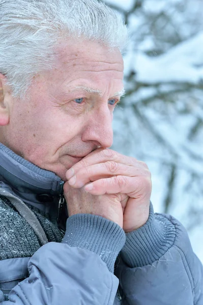 Porträt Eines Traurigen Seniors Der Winter Draußen Steht — Stockfoto