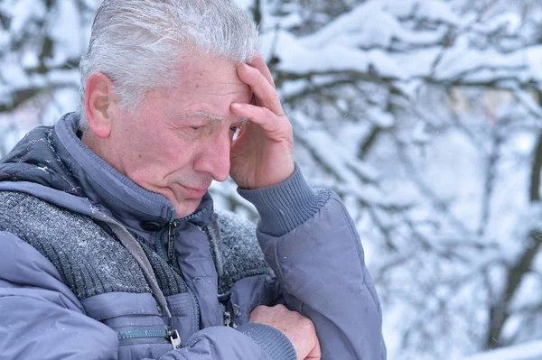 Retrato Hombre Mayor Triste Parado Aire Libre Invierno — Foto de Stock