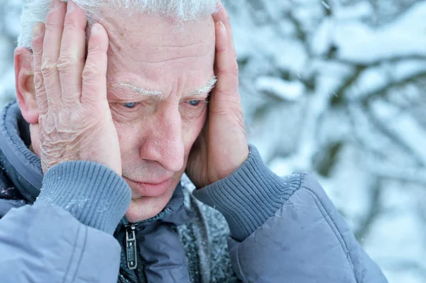 Porträtt Sad Senior Man Stående Utomhus Vintern — Stockfoto