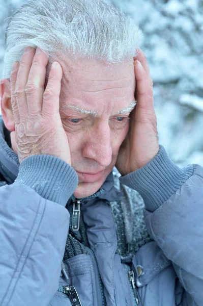 Ritratto Uomo Anziano Triste Piedi All Aperto Inverno — Foto Stock