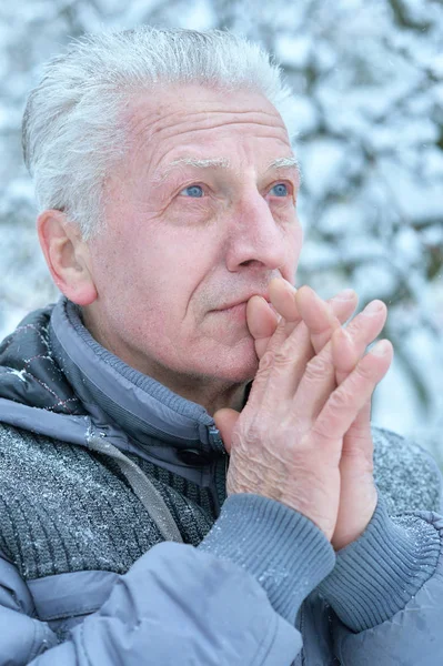 Porträt Eines Traurigen Seniors Der Winter Draußen Steht — Stockfoto