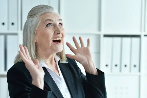 Surprised Old Businesswoman Office Posing — Stock Photo, Image