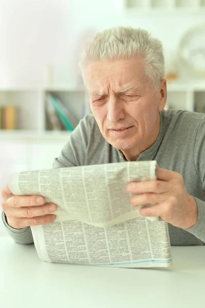 Uomo Anziano Emotivo Che Legge Giornale Casa — Foto Stock