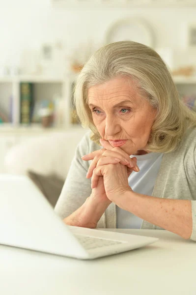 Sorgliga Senior Kvinna Porträtt Med Laptop — Stockfoto