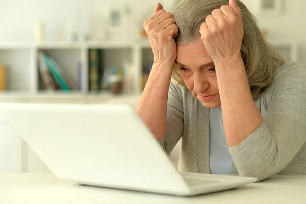 Trauriges Seniorenporträt Mit Laptop — Stockfoto