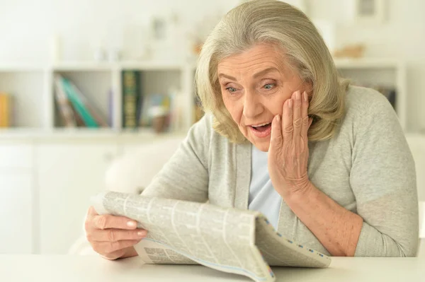 Portrait Senior Woman Reading Newspaper — Stock Photo, Image