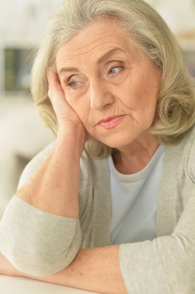 Nahaufnahme Porträt Einer Traurigen Seniorin Hause — Stockfoto