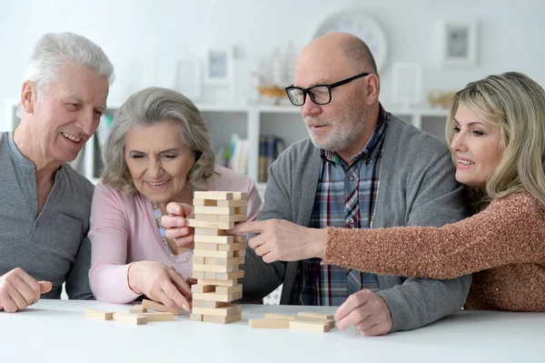Casais seniores brincando com blocos de madeira — Fotografia de Stock