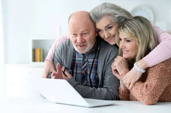 Twee Lachende Oudere Vrouwen Man Met Laptop Thuis — Stockfoto