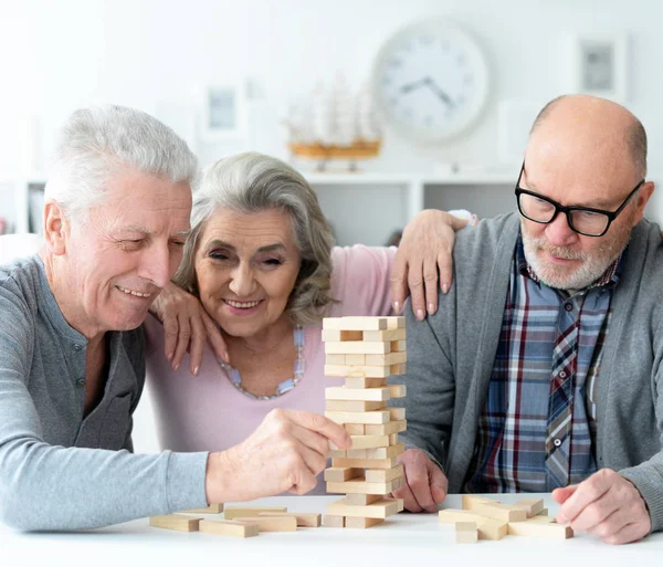 Senioren spielen mit Holzklötzen — Stockfoto