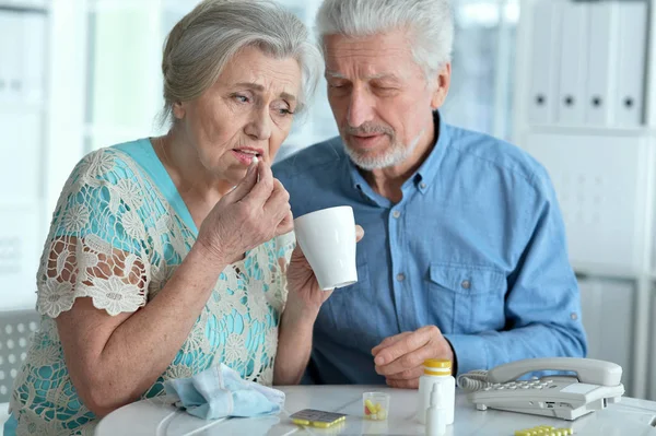 Krankes Seniorenpaar — Stockfoto