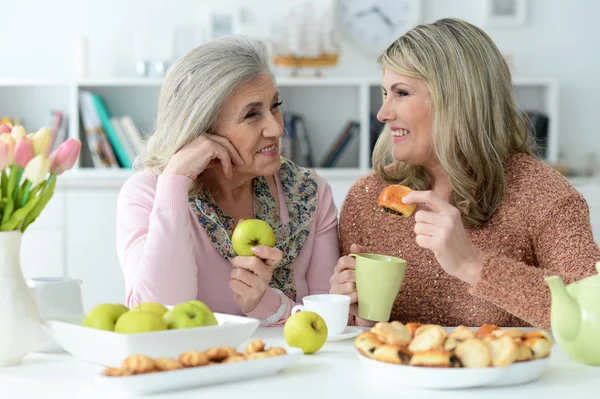 Dvě Usměvavé Seniorky Pijící Čaj Sušenkami Kuchyni — Stock fotografie