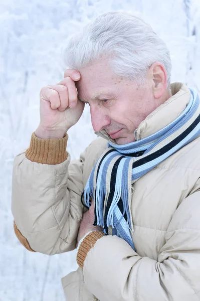 Porträt Eines Nachdenklichen Seniors Der Winter Draußen Steht — Stockfoto