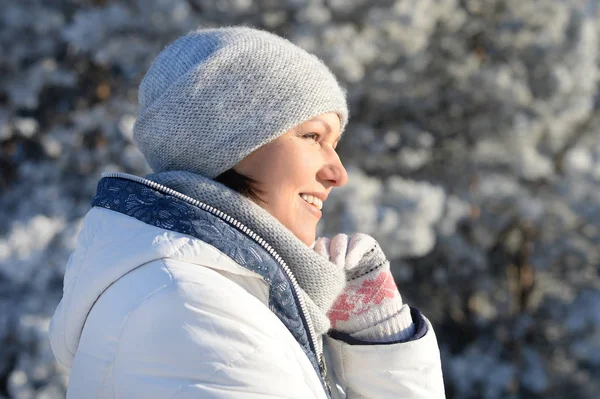 Schöne junge Frau — Stockfoto