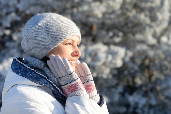 Beautiful young woman — Stock Photo, Image